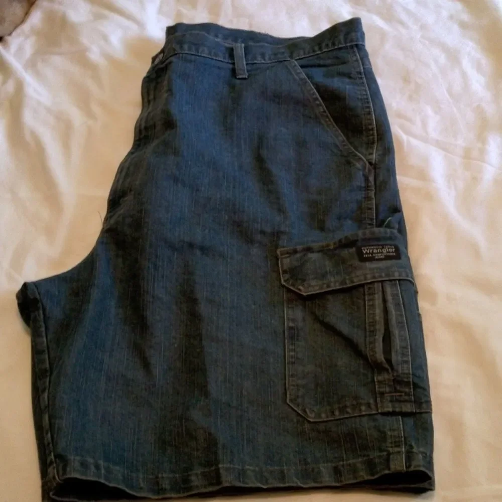 50% off SALE-WRANGLER CARGO jean shorts size 42 - Picture 1 of 5